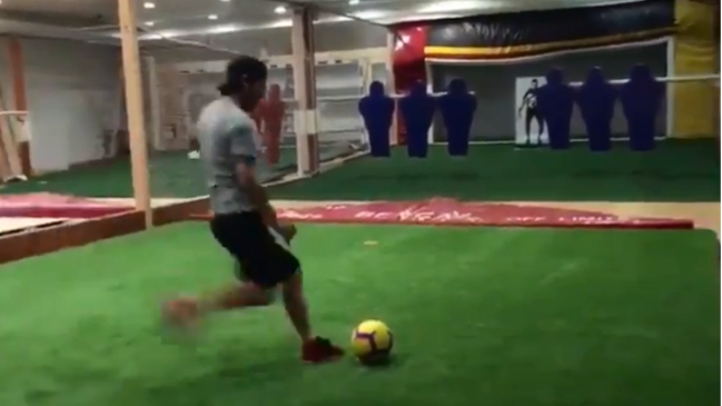 Jaime Valdés se lució practicando un tiro libre “a lo Matigol”