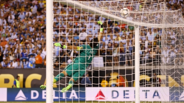 Las mejores atajadas del cumpleañero Claudio Bravo