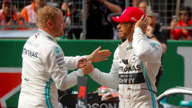 Lewis Hamilton felicitó a Valtteri Bottas por su “merecida” pole en Shanghai