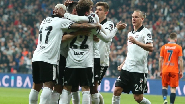 Con Gary Medel en cancha, Besiktas tumbó en un vibrante duelo al líder de la liga turca