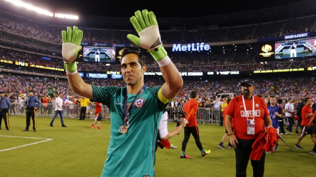 El tardío saludo de cumpleaños de la Roja a Claudio Bravo en Twitter que no tuvo respuesta