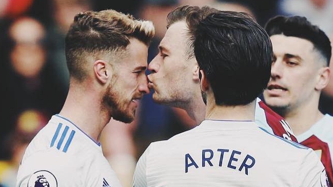 Jugador de Burnley fue amonestado por besar en la nariz a un rival