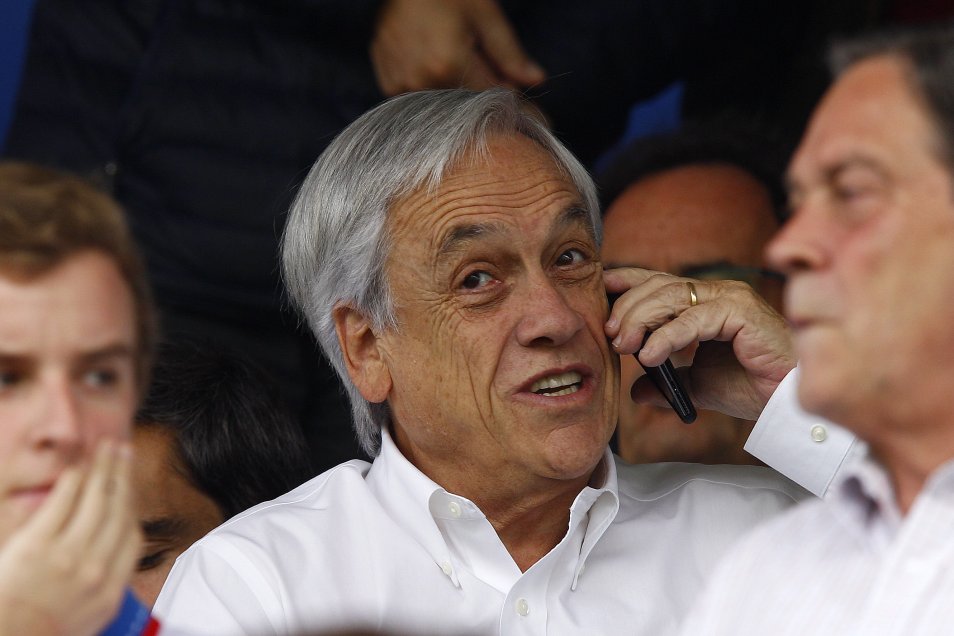Presidente Piñera acaparó la atención de los hinchas durante el clásico universitario