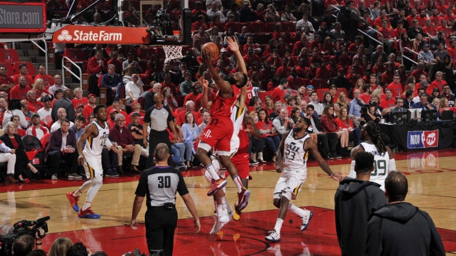 Los Rockets tomaron la ventaja ante Utah con aplastante victoria