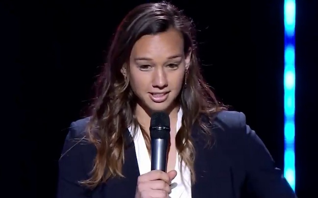 La premiación de Christiane Endler tras ser escogida la mejor arquera de la liga francesa