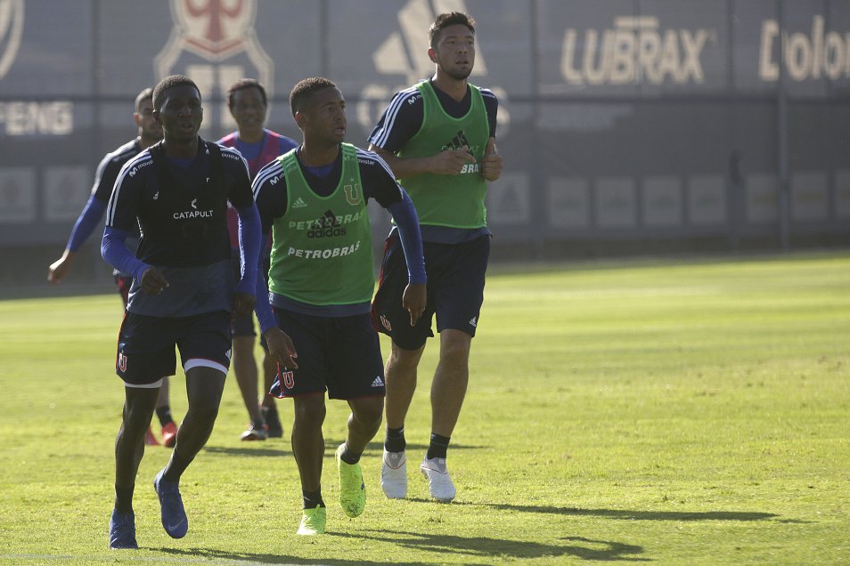 Alfredo Arias se mostró muy activo en el retorno a las prácticas de la U