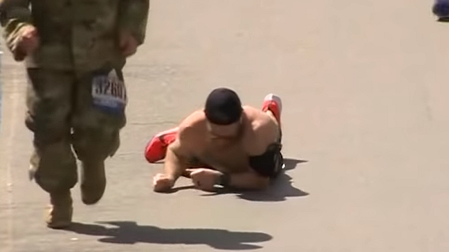 Marine terminó a gatas el Maratón de Boston para homenajear a sus amigos fallecidos