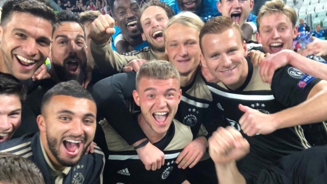 La eufórica celebración de los jugadores de Ajax tras avanzar a semis de la Champions