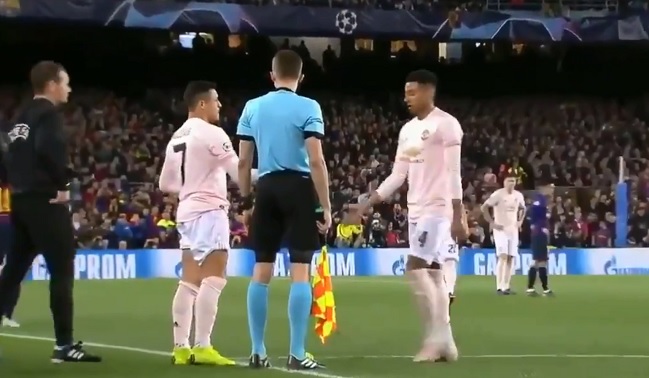 La ovación de los hinchas de Barcelona a Alexis cuando ingresó a la cancha en el Camp Nou