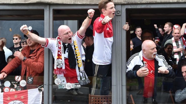 Policía italiana denunció a más de 50 hinchas de Ajax armados con machetes y cuchillos