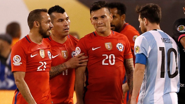 Charles Aránguiz: Sería lindo volver a jugar con Marcelo Díaz, en la U o en la selección