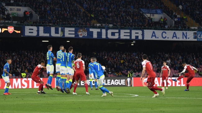 Alexander Lacazette le dio la victoria a Arsenal sobre Napoli con un golazo de tiro libre