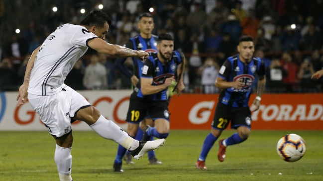 Esteban Paredes marcó su gol número 212 y puso en ventaja a Colo Colo ante Huachipato