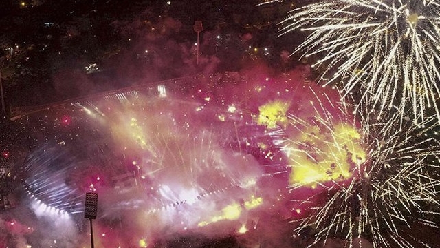 La impresionante celebración de los hinchas de PAOK por ganar el título en Grecia