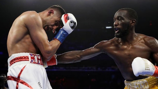 Crawford retuvo el cinturón welter de la OMB tras vencer a Khan en un polémico combate