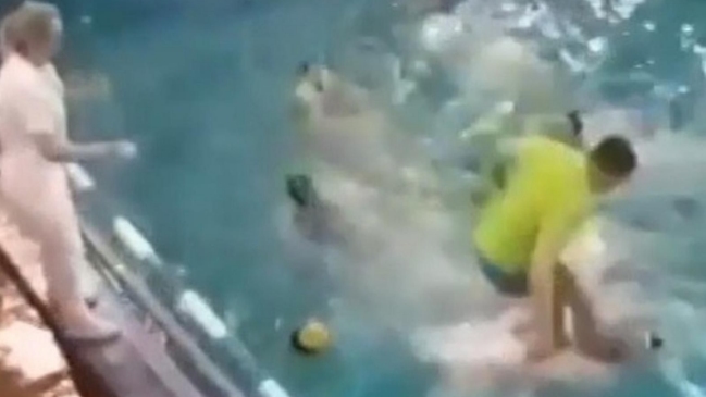 La brutal agresión de un entrenador contra un rival durante partido de waterpolo