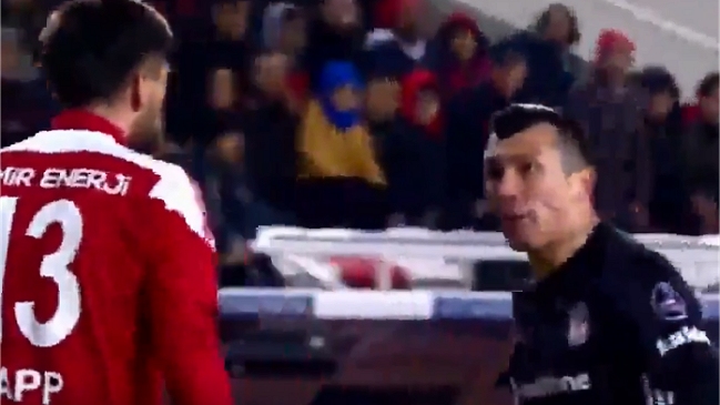 Gary Medel terminó indignado y repartió empujones en el partido en que se lesionó