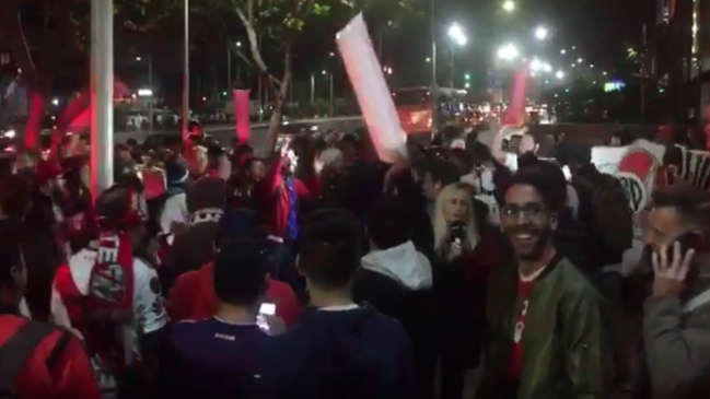 Los hinchas de River Plate se hicieron notar en Santiago con caluroso recibimiento al equipo