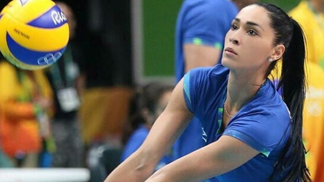 Bicampeona olímpica de voleibol se desmayó en plena entrevista en Brasil