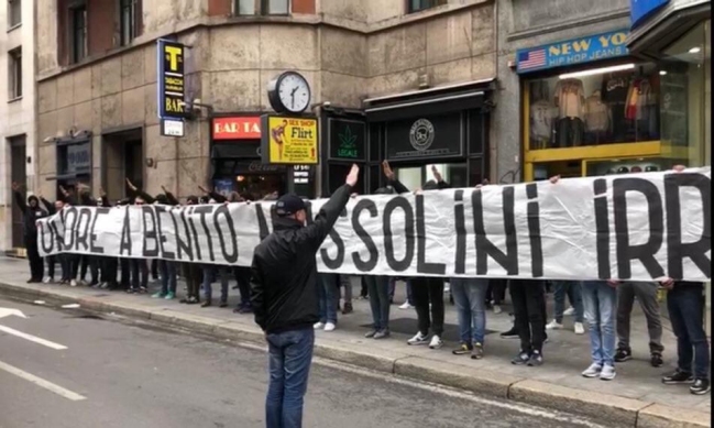Fanáticos de Lazio muestran pancarta en honor a Mussolini en Milán
