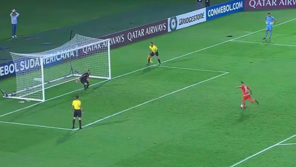 Jugador fue despedido por patear un penal “a lo Panenka” en la Copa Sudamericana