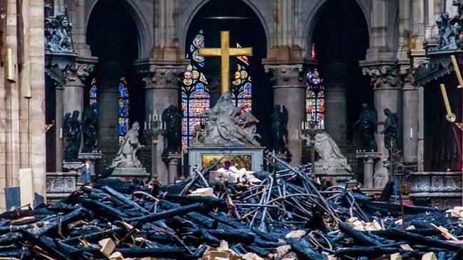 Pamela Anderson criticó a Olympique de Marsella por recaudar fondos para Notre Dame