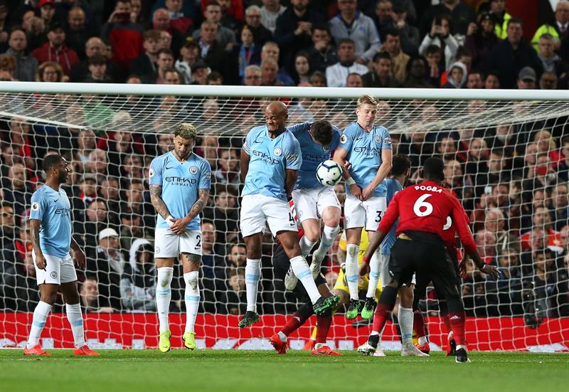 Alexis tuvo minutos en la dolorosa derrota del United frente a Manchester City