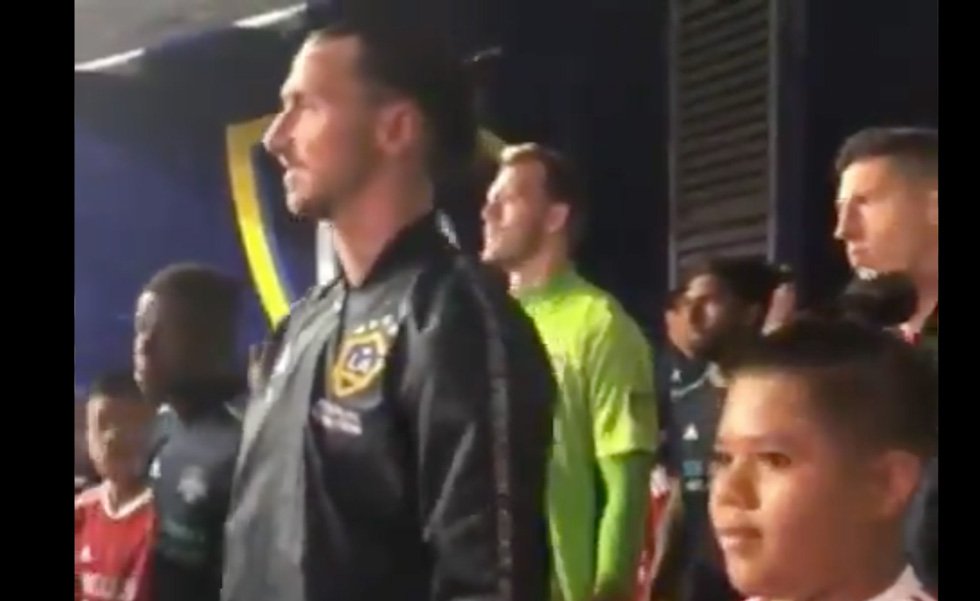 El gran gesto de Zlatan Ibrahimovic para calmar los nervios de un pequeño niño