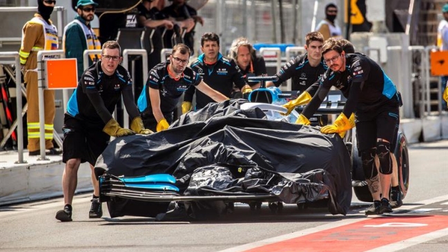 Entrenamientos libres 1 en Bakú “terminaron” tras levantarse la tapa de una alcantarilla