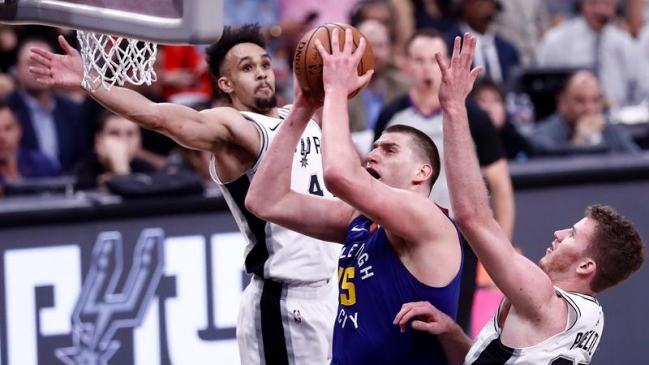 Nikola Jokic protagonizó las mejores jugadas en el duelo entre San Antonio Spurs y Denver Nuggets