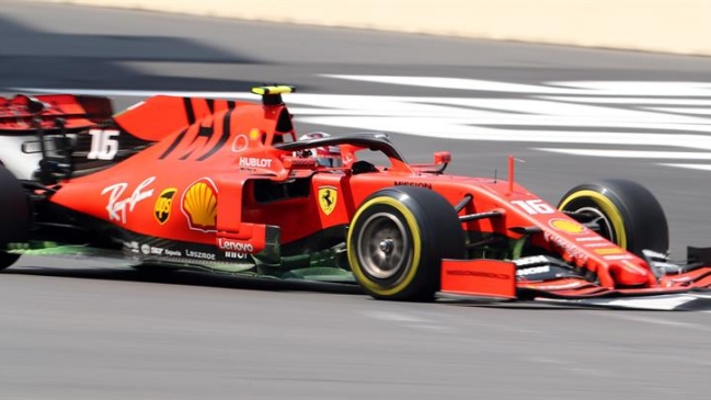Charles Leclerc, el más rápido de una jornada accidentada en Bakú