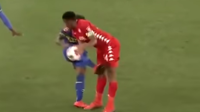 La violenta e insólita patada que se produjo en el fútbol sudafricano y dio la vuelta al mundo