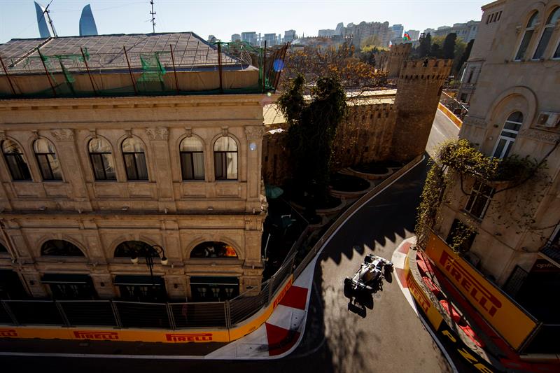 Los Mercedes de Bottas y Hamilton dominaron la qualy en el circuito urbano de Baku