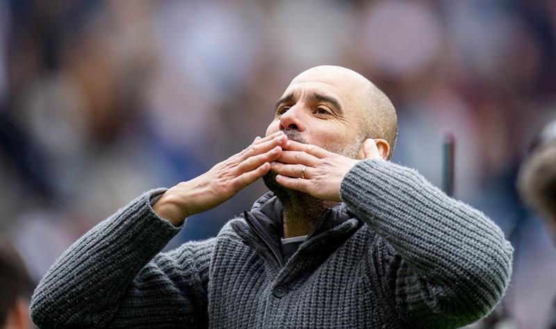 Guardiola festejó la recuperación del liderato tras el triunfo de Manchester City sobre Burnley