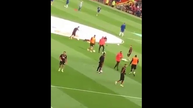 Anthony Martial fue duramente criticado por imágenes del calentamiento previo a duelo con Chelsea