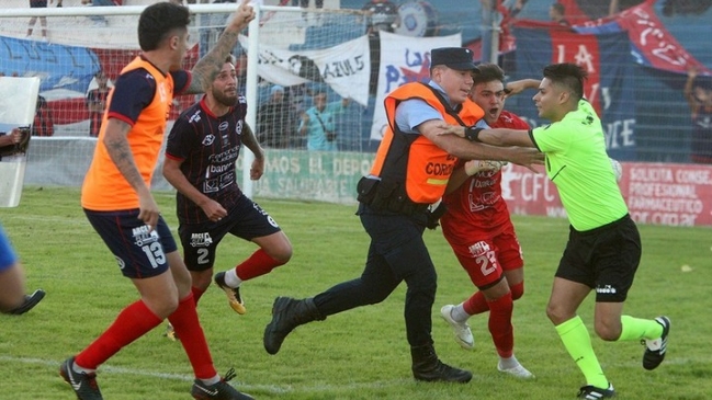 Arbitro sufrió brutal agresión en el fútbol argentino