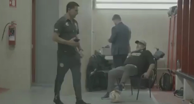 Maradona se burla de su ayudante con un túnel desde una silla