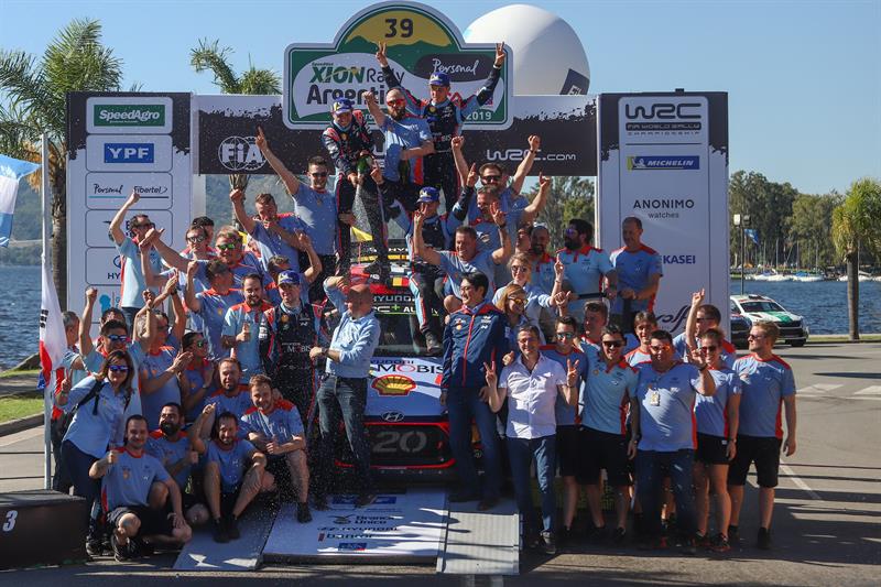 La celebración de Thierry Neuville tras conquistar el Rally de Argentina en Córdoba