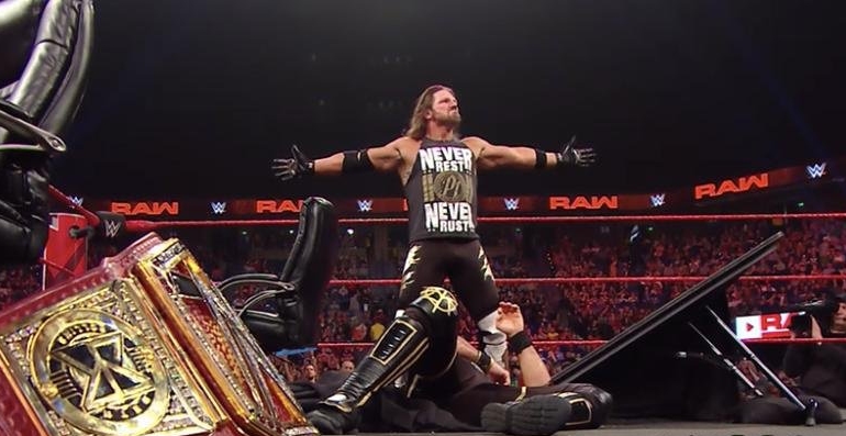 AJ Styles atacó a Seth Rollins tras la firma del contrato para la pelea por el título Universal