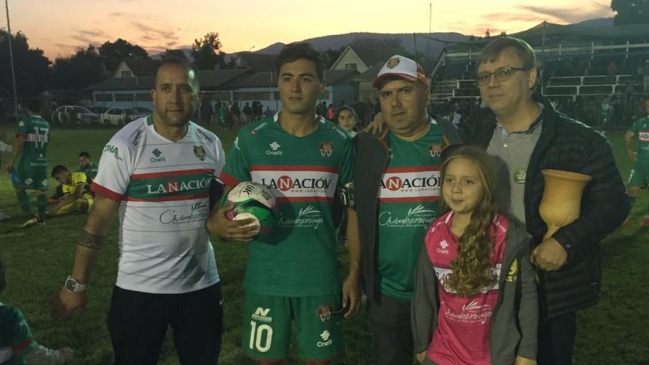 “Aquí las tradiciones se respetan”: Equipo de Tercera B premió a delantero por marcar un hat-trick