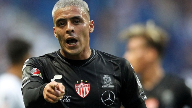 Brian Fernández insultó y escupió a un hincha que le gritó desde la tribuna