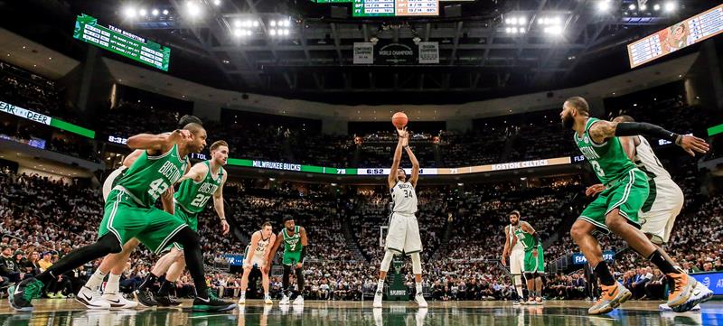 Giannis Antetokounmpo guió a Milwaukee Bucks que igualó la serie ante Boston Celtics en la NBA
