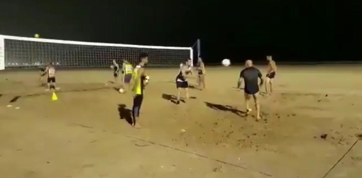 Jorge Sampaoli se lució como “estudiante” entrenando fútbol en la playa