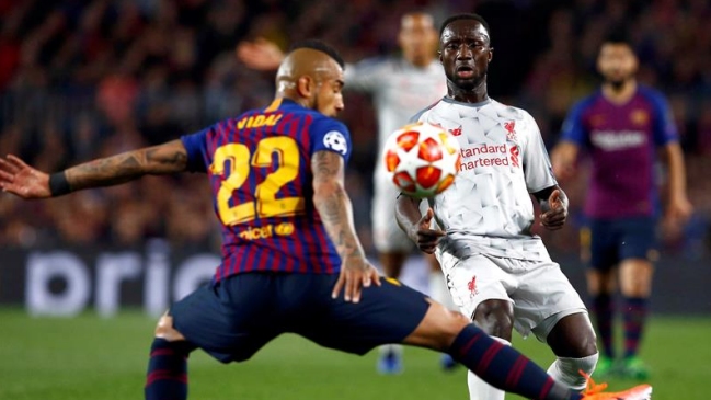 Sadio Mané le dio una cachetada a Arturo Vidal en el encuentro de Barcelona y Liverpool