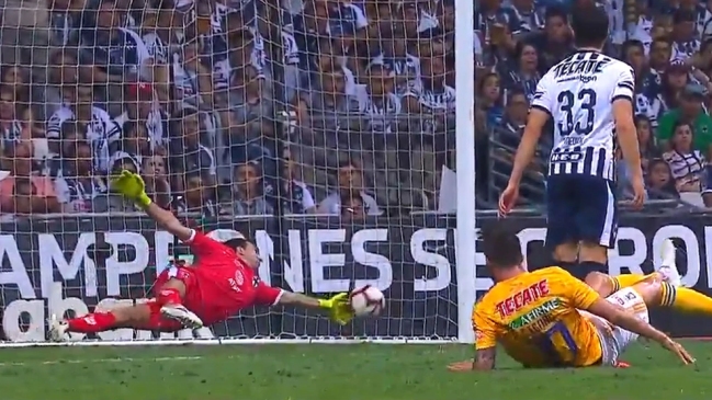 Arquero de Monterrey concretó fenomenal tapada ante un intento de André-Pierre Gignac
