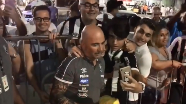 Jorge Sampaoli desató la euforia de los hinchas de Santos al firmar autógrafos y sacarse fotos