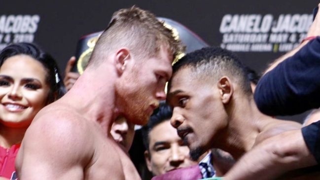 “Canelo” y Jacobs cumplieron con la báscula en encendida ceremonia de pesaje