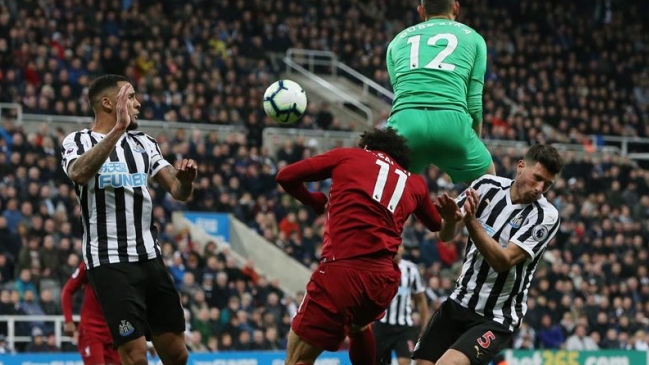 Salah salió en ambulancia en triunfo de Liverpool ante Newcastle