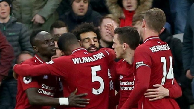 Liverpool salvó sobre el final un triunfo sobre Newcastle y se mantuvo en la lucha por el título