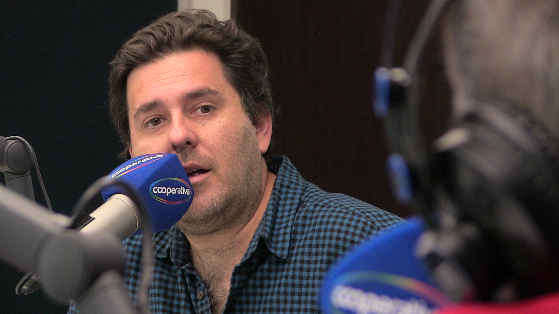 El periodista Cristián Arcos presentó libro que rescata la vida de destacadas deportistas chilenas